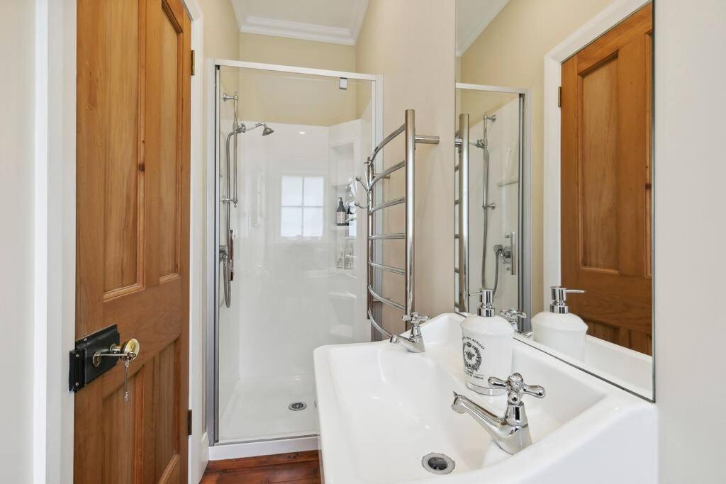 Historic Charm In Greytown - Cosy Kowhai Cottage Экстерьер фото